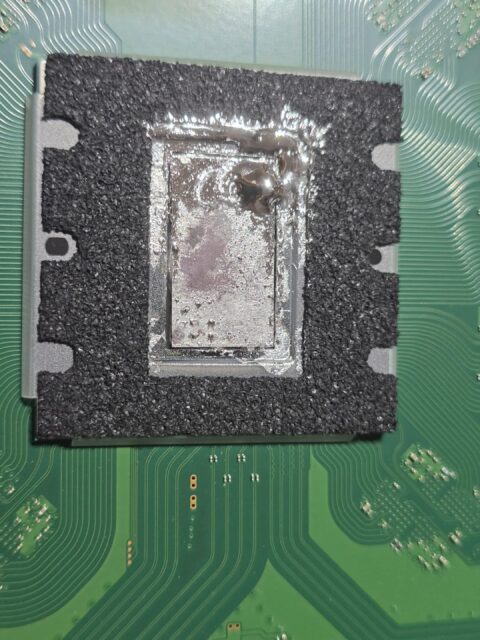 PS5 processor with liquid metal on the die surrounded by the foam ring